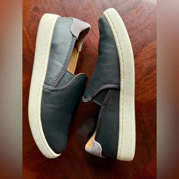 Ugg Cas Slip On Sneaker Casual Loafer Womens Shoe Black Leather Size 8.5 - Picture 3 of 7